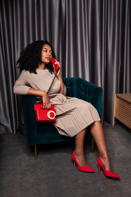 Portrait des jambes de la femme avec des talons hauts élégants et des collants