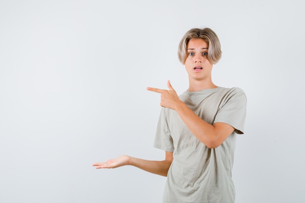 Portrait de jeune adolescent pointant vers la gauche