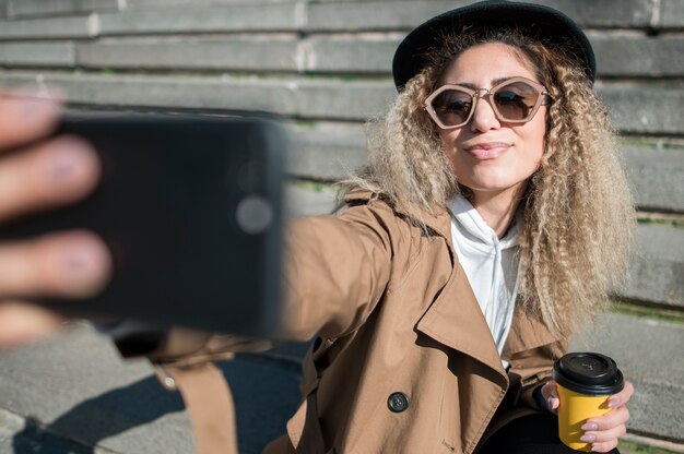 Portrait de jeune adolescent prenant un selfie