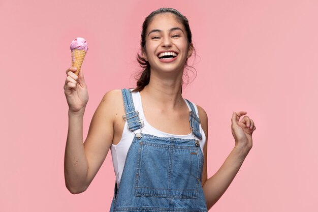 Portrait de jeune adolescente avec de la crème glacée