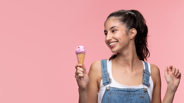 Portrait de jeune adolescente avec de la crème glacée