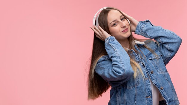 Portrait de jeune adolescente avec des écouteurs