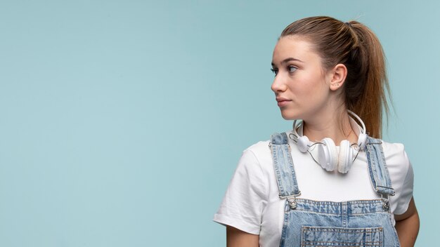 Portrait de jeune adolescente avec des écouteurs