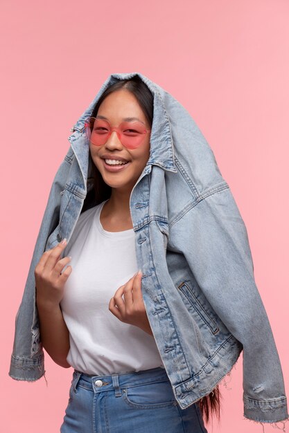 Portrait de jeune adolescente avec des lunettes de soleil et une veste en jean