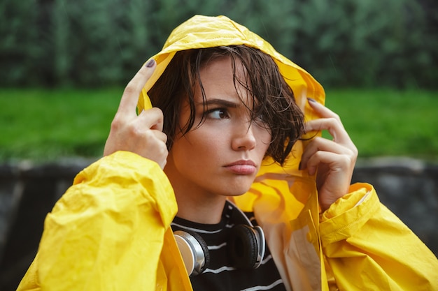 Portrait d'une jeune adolescente mécontente