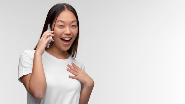 Portrait de jeune adolescente parlant au téléphone