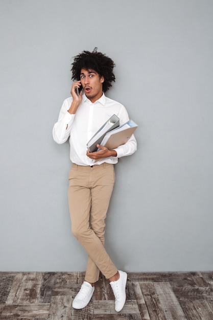 Photo gratuite portrait d'un jeune afro-américain choqué