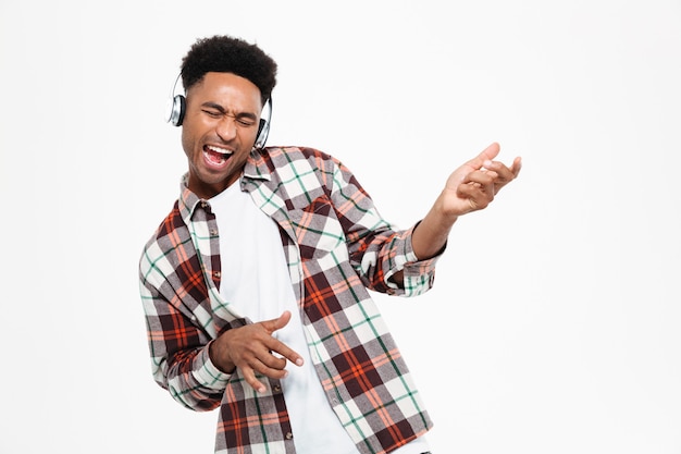 Portrait d'un jeune afro-américain heureux