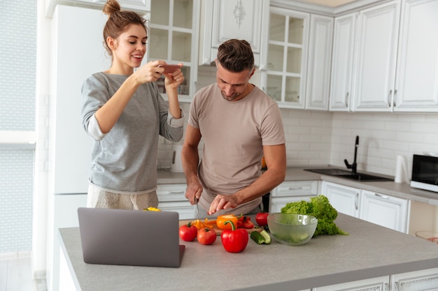 Portrait, Jeune, Aimer, Couple, Cuisine, Salade, Ensemble