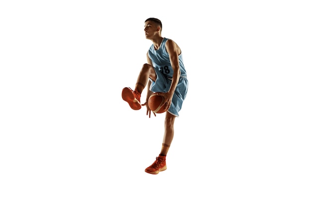 Portrait de jeune basketteur avec un ballon isolé sur un espace blanc