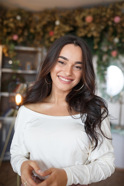 Portrait de jeune beau modèle debout et souriant à la caméra Photo de haute qualité