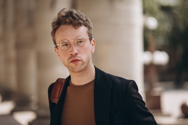 Portrait de jeune bel homme à lunettes