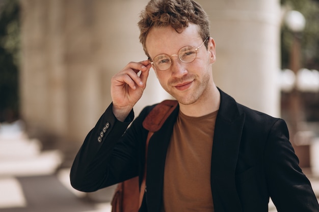 Portrait de jeune bel homme à lunettes