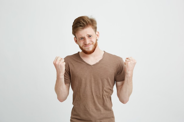 Portrait de jeune bel homme nerveux en espérant prier.