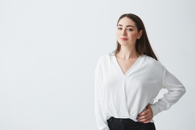 Portrait de jeune belle brune femme d'affaires souriant posant.