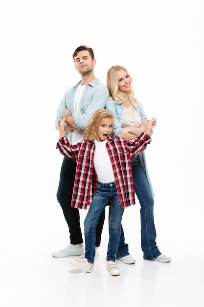 Portrait d'une jeune belle famille debout ensemble