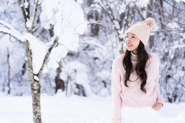 Portrait Jeune belle femme asiatique sourire heureux voyage et profiter de la neige hiver