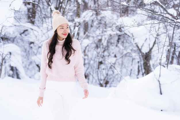 Photo gratuite portrait jeune belle femme asiatique sourire heureux voyage et profiter de la neige hiver