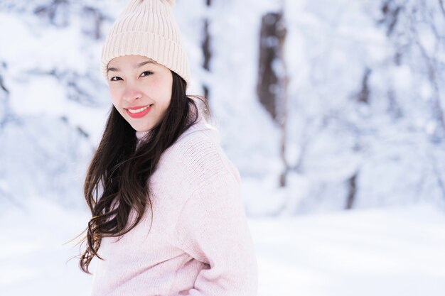 Portrait Jeune belle femme asiatique sourire heureux voyage et profiter de la neige hiver