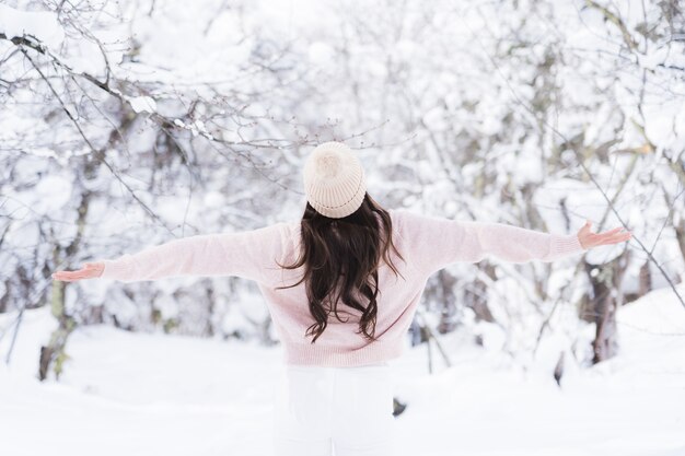 Portrait Jeune belle femme asiatique sourire heureux voyage et profiter de la neige hiver