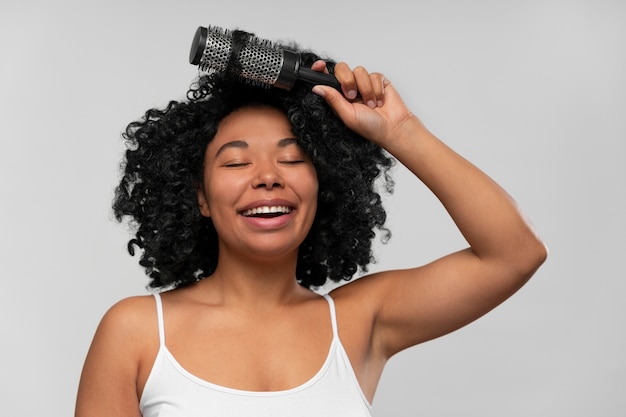 Portrait de jeune belle femme avec une brosse à cheveux