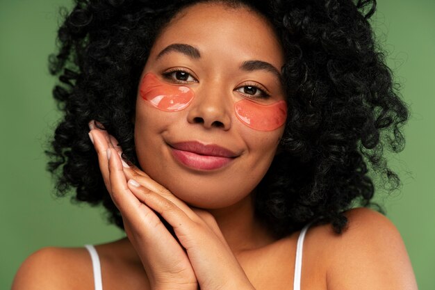 Portrait de jeune belle femme avec des pansements oculaires