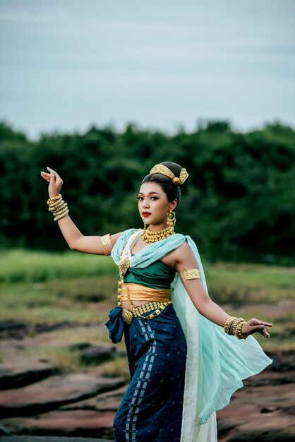 Portrait jeune belle femme portant en costume traditionnel avec ornement posant dans la nature en Thaïlande