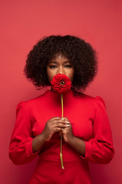 Photo gratuite portrait, de, jeune, belle femme, à, robe rouge