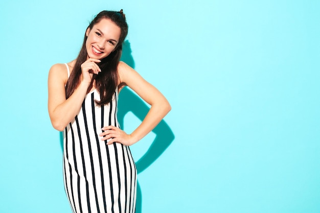 Portrait de jeune belle femme souriante dans des vêtements d'été à la mode Sexy femme insouciante qui pose en studio Modèle brune positive s'amuser et devenir fou Enthousiaste et heureux