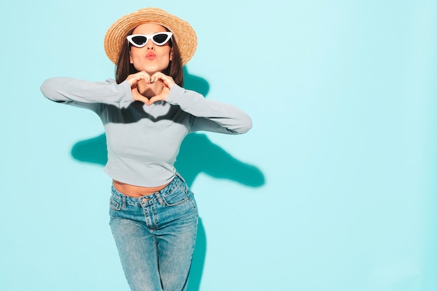 Portrait de jeune belle femme souriante dans des vêtements hipster d'été à la mode