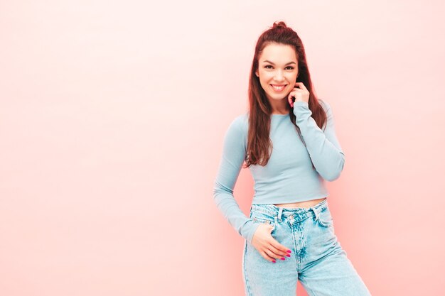 Portrait de jeune belle femme souriante dans des vêtements hipster d'été à la mode