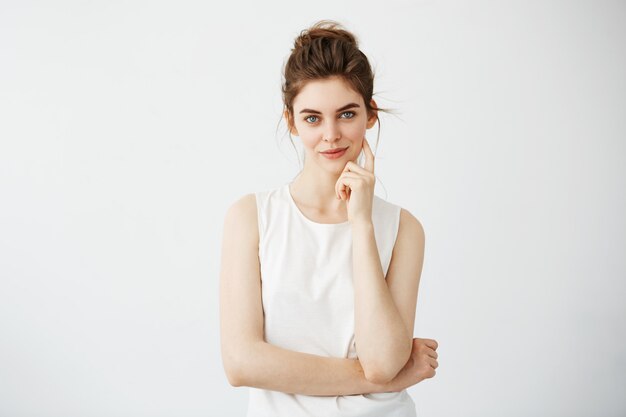 Portrait de jeune belle femme tendre avec chignon souriant visage touchant.