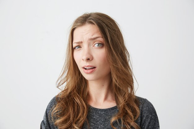 Portrait de jeune belle fille étrangement avec la bouche ouverte.