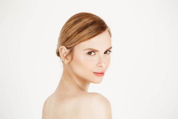 Portrait de jeune belle fille avec un maquillage naturel souriant. Cosmétologie et soins de la peau.