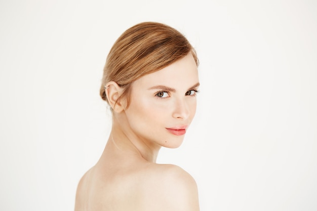 Portrait de jeune belle fille avec un maquillage naturel souriant. Cosmétologie et soins de la peau.