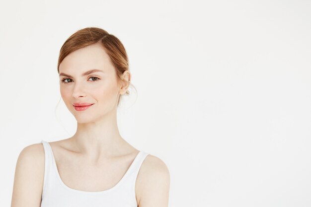 Portrait de jeune belle fille avec un maquillage naturel souriant. Cosmétologie et spa.