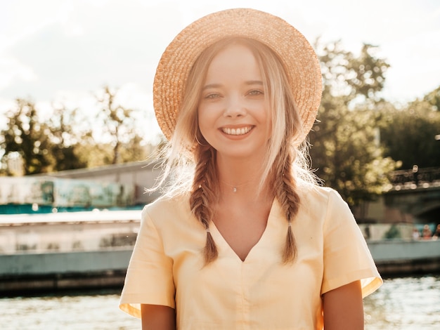 Portrait de jeune belle fille souriante de hipster en robe d'été à la mode