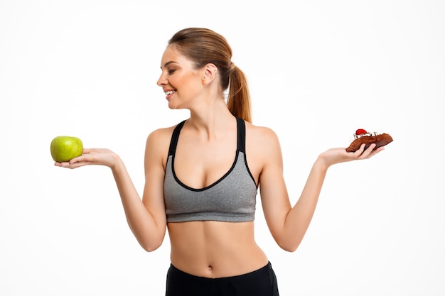 Portrait de jeune belle fille sportive sur fond blanc.