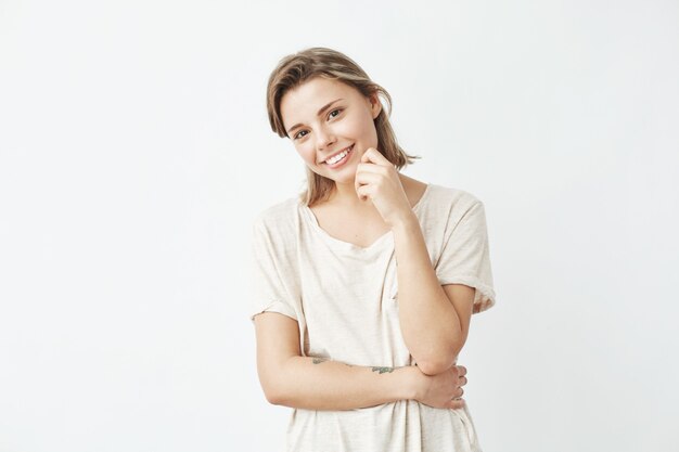 Portrait de jeune belle fille timide souriante.