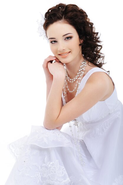 Portrait de jeune belle mariée caucasienne - isolé sur blanc