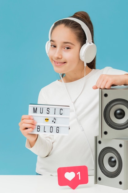 Portrait de jeune blogueur avec un casque