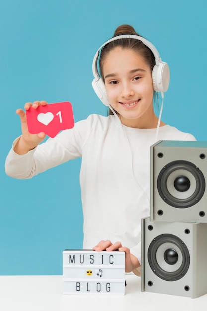 Portrait de jeune blogueur avec un casque