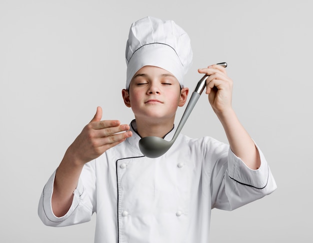 Photo gratuite portrait de jeune chef déguisé en chef