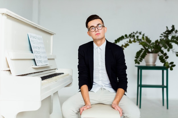 Photo gratuite portrait, jeune, contemplé, séance, piano