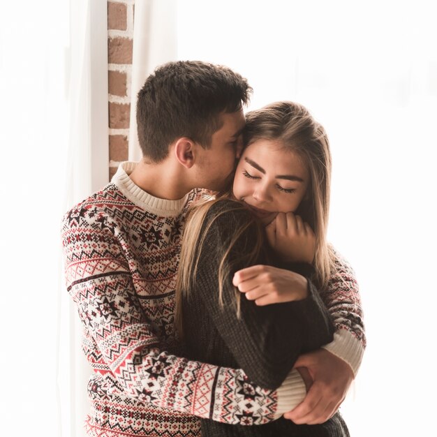 Portrait d&#39;un jeune couple aimant