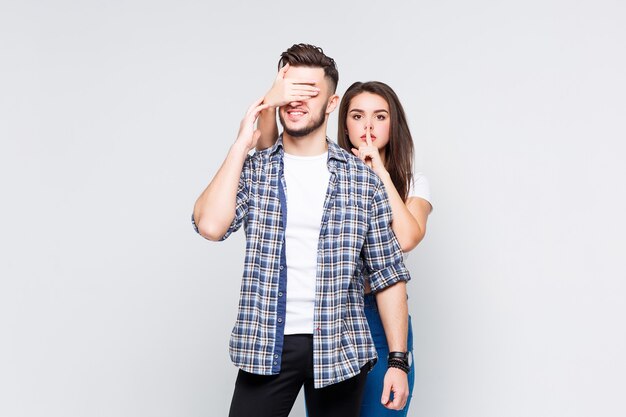 Portrait de jeune couple d'amis