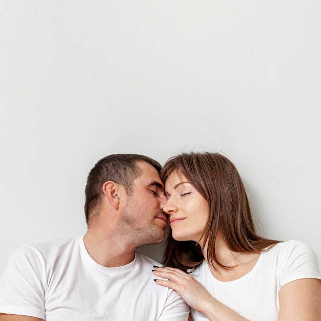 Portrait de jeune couple aux yeux fermés