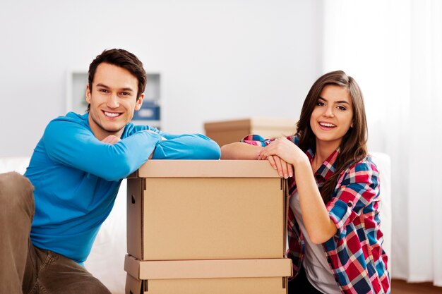 Portrait de jeune couple avec des boîtes de déménagement