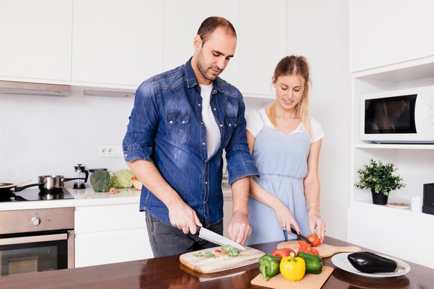 Portrait, jeune, couple, coupe, bellpepper, couteau