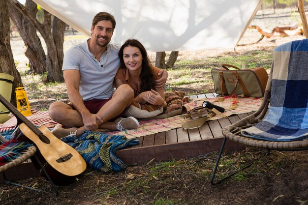 Portrait, de, jeune couple, dans, tente